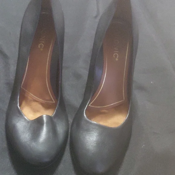 ♻️👠 Vionic Black Color Pumps - Picture 6 of 8